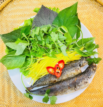 Cá nục chiên giòn mắm xoài rau sống